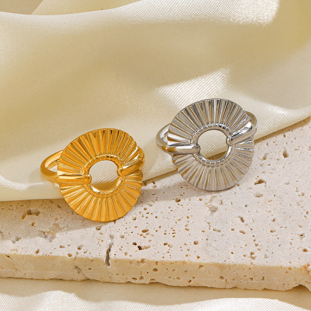 Circular Fan design stainless steel tarnish free water resistant adjustable ring