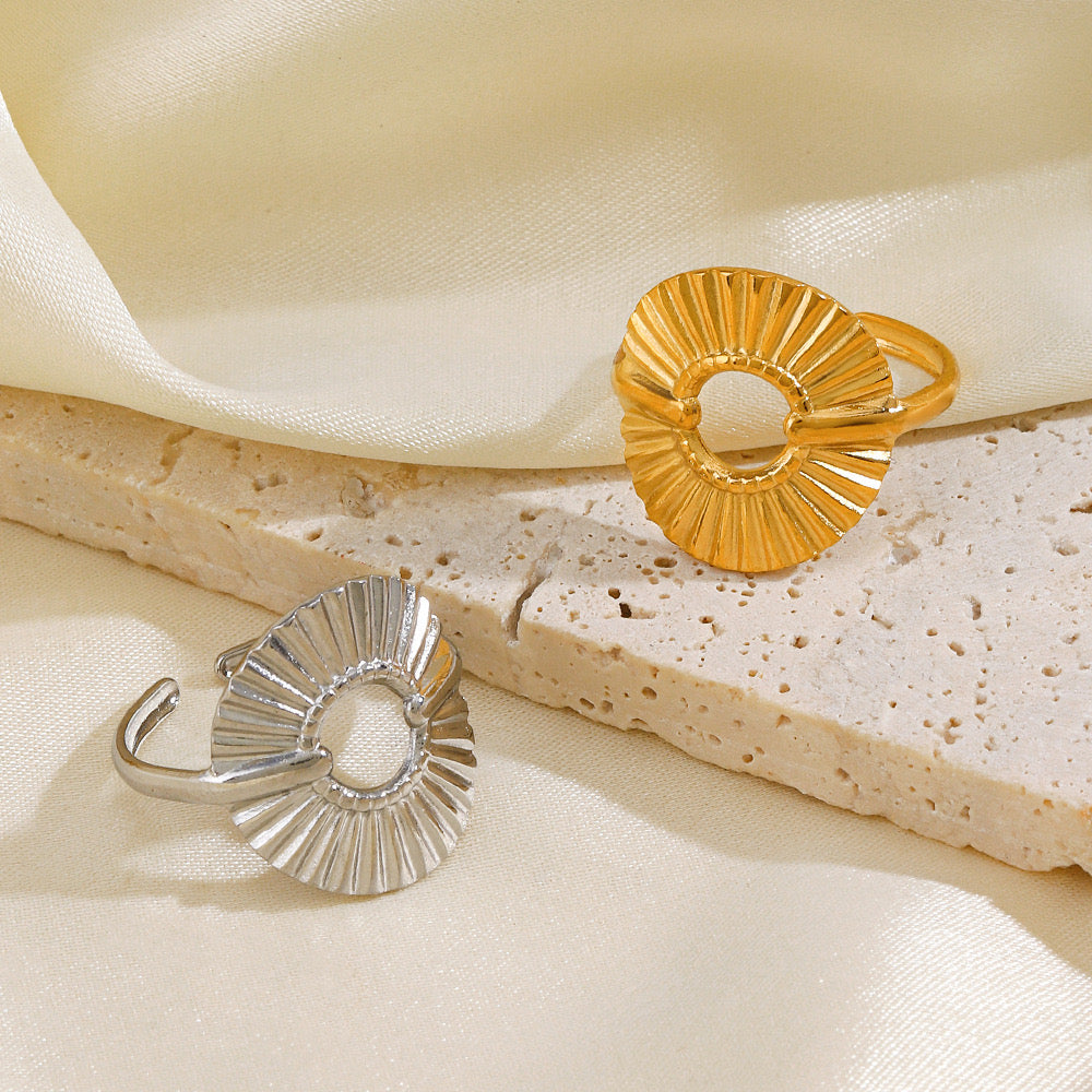 Circular Fan design stainless steel tarnish free water resistant adjustable ring